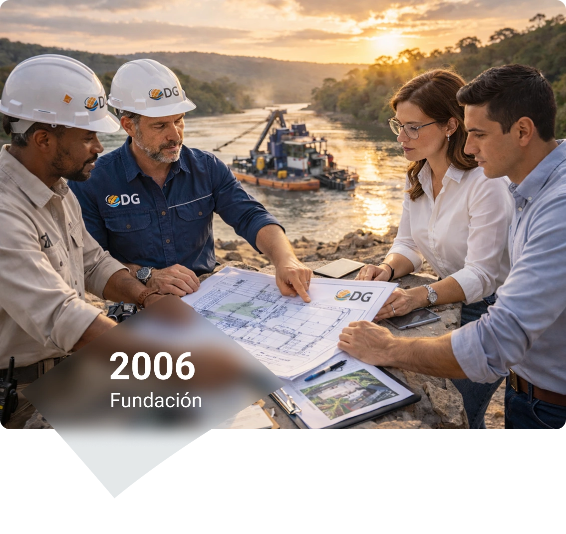 Equipo de ingenieros de DG Importaciones revisando planos técnicos frente a una operación fluvial, representando la fundación de la empresa en 2006 y su experiencia en el sector.