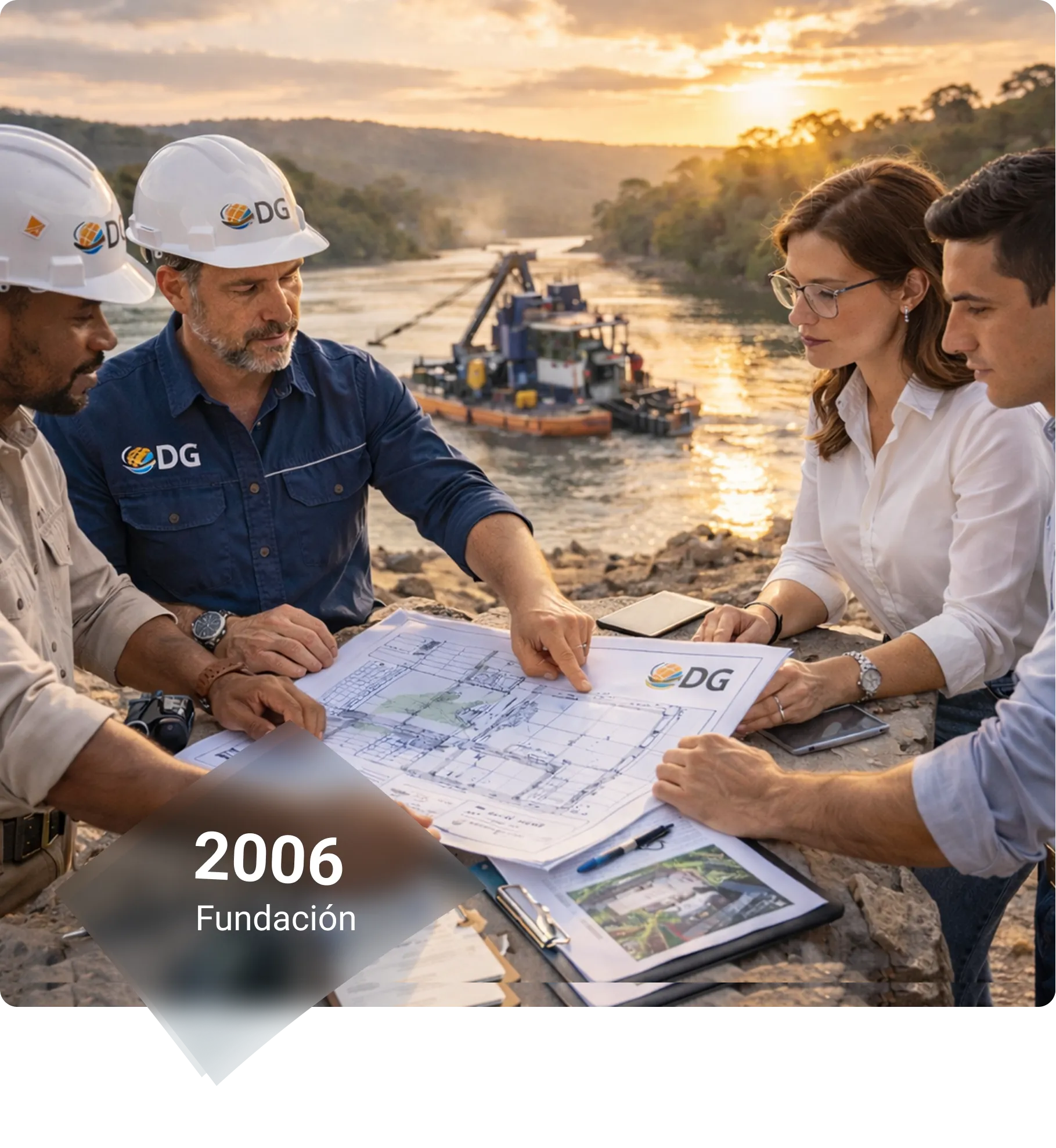 Equipo de ingenieros de DG Importaciones revisando planos técnicos frente a una operación fluvial, representando la fundación de la empresa en 2006 y su experiencia en el sector.